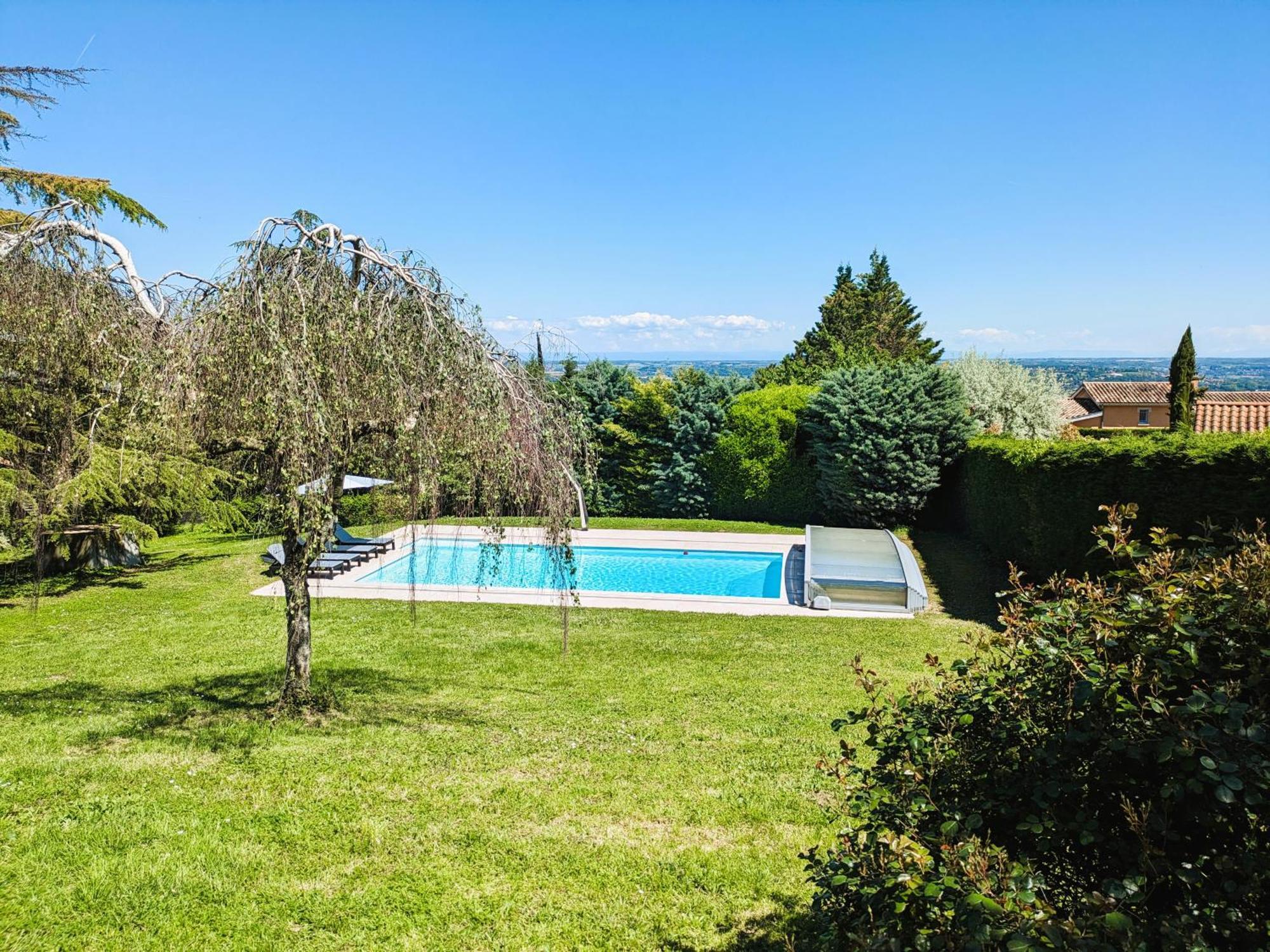 Avec Piscine Et Vue Panoramique Limas
